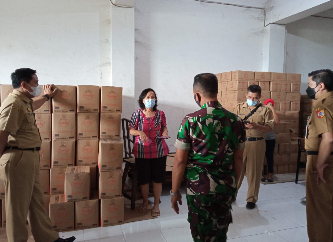 Disperindag Jember bersama TNI-Polri melakukan sidak minyak goreng di gudang (beritalima.com/sugik)