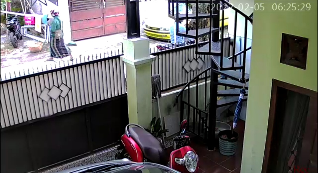 Bersarung dan jaket hijau, maling motor terekam kamera CCTV (tangkapan layar)