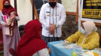 Bupati Hendy menyapa relawan pendonor asal Kecamatan Silo (beritalima.com/istimewa)