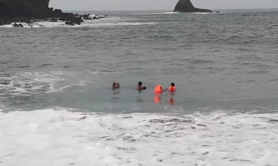 Petugas sedang menyelamatkan korban ritual yang terseret ombak pantai selatan Jember (beritalima.com/istimewa)
