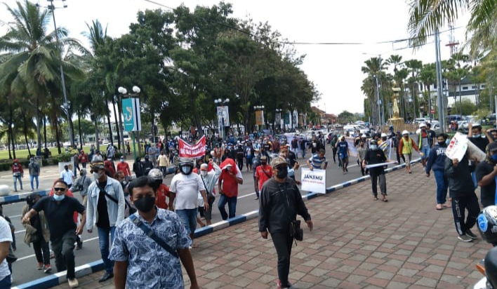 Ratusan pendemo mendatangi Pendopo Wahyawibawagraha (beritalima.com/istimewa)