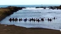 Kelompok Trimurti sedang melakukan ritual di Pantai Watu Ulo Jember (beritalima.com/istimewa)