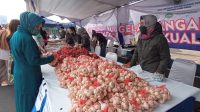 Stand Dipertakp Jatim menjual bawang merah dan bawang putih di pasar murah (beritalima.com/sugik)