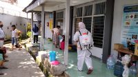 Petugas PMI Jember melakukan penyemprotan disinfektan di ruangan lapas (beritalima.com/istimewa)