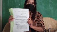Rr. Indria Hetty Damayanti menunjukkan surat pengajuan verzet atau perlawanan (beritalima.com/sugik)