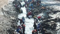 Ratusan orang turun ke Sungai Bedadung gelontor walet (beritalima.com/sugik)
