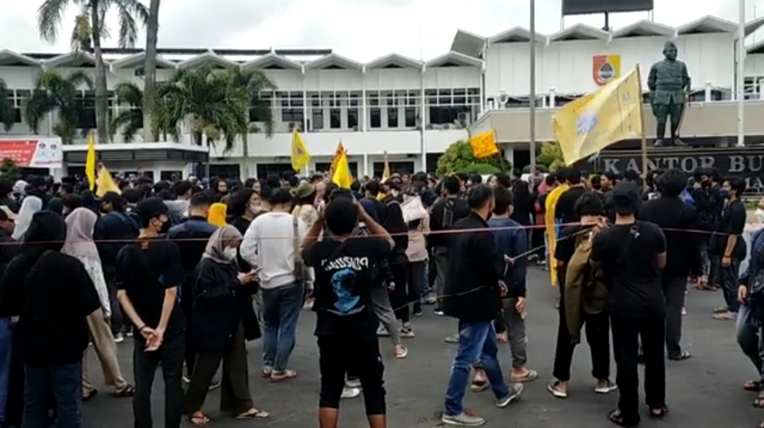 Mahasiswa PMII demonstrasi didepan Kantor Pemkab Jember (beritalima.com/sugik)