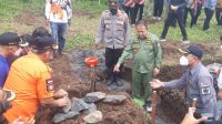 Bupati Jember melakukan peletakan batu pertama relokasi rumah warga Jambesari (beritalima.com/sugik)