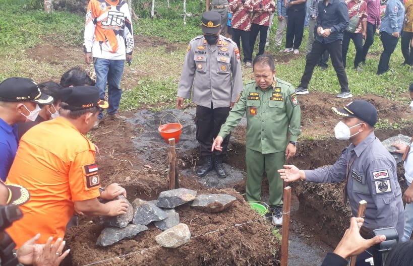 Bupati Jember melakukan peletakan batu pertama relokasi rumah warga Jambesari (beritalima.com/sugik)