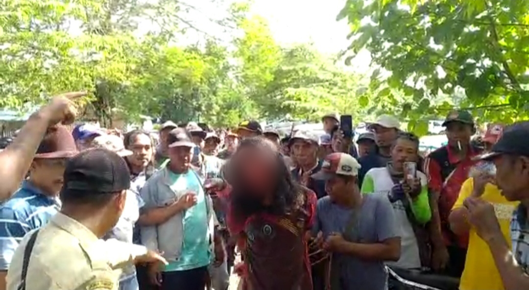 Samsul Arifin saat diamankan massa di Pasar Sapi Tempurejo (beritalima.com/sugik)