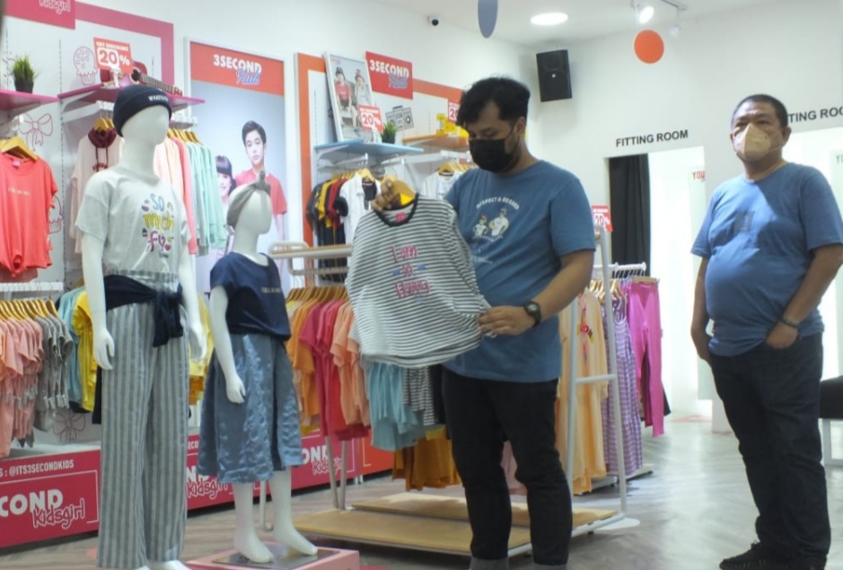 Andre Tian Pratama bersama Boy Impian menujukkan fashion anak (beritalima.com/sugik)