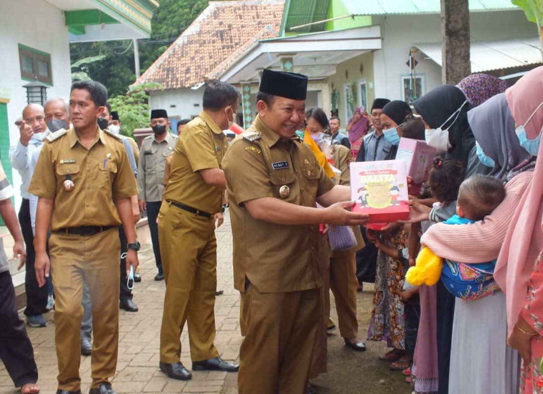Bupati Hendy memberikan bantuan susu kepada ibu-ibu di Sukorambi (beritalima.com/sugik)
