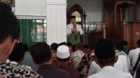 Bupati Jember H. Hendy Siswanto memberikan sambutan kepada jemaah salat Ashar di Masjid Nurul Huda (beritalima.com/sugik)