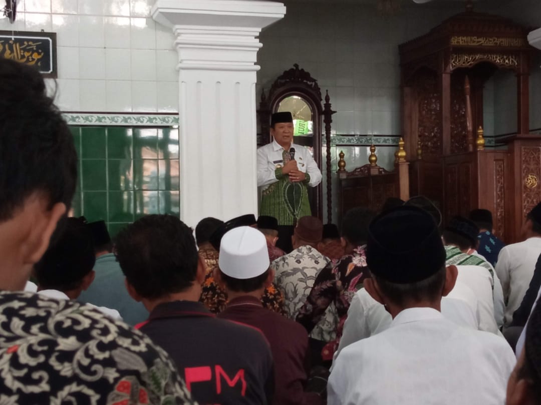 Bupati Jember H. Hendy Siswanto memberikan sambutan kepada jemaah salat Ashar di Masjid Nurul Huda (beritalima.com/sugik)