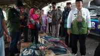 Bupati Hendy meninjau pasar ikan di pinggir jalan Desa Keting, Kecamatan Jombang (beritalima.com/sugik)