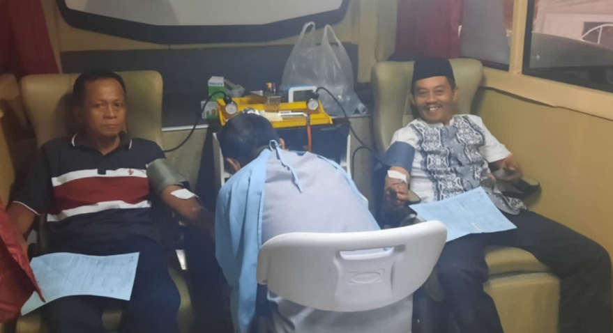 Usai salat tarawih relawan sempatkan diri donor darah (beritalima.com/istimewa)