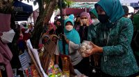 Ketua TP-PKK Jember meninjau pasar murah fi halaman Kantor Kecamatan Kencong (beritalima.com/istimewa)