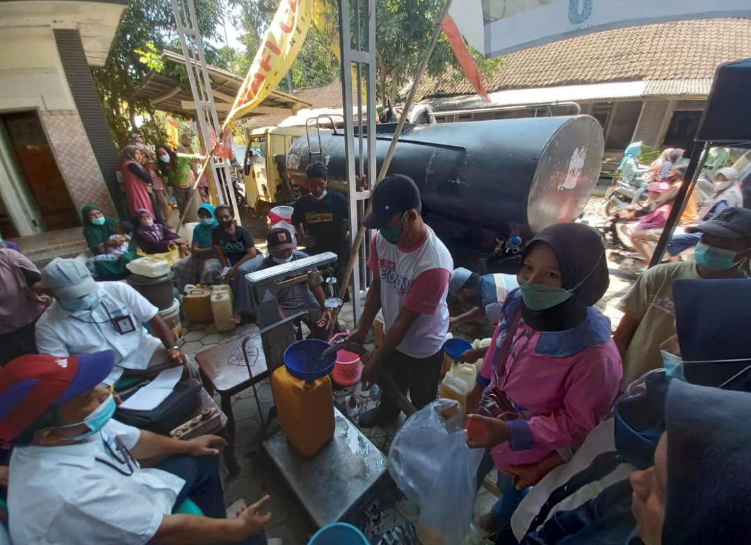 Minyak goreng curah di serbu warga Sukowono (beritalima.com/istimewa)