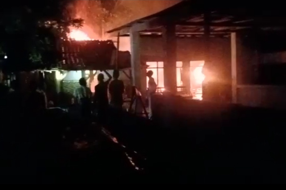 Warga sekitar berusaha memadamkan api dengan alat seadanya (beritalima.com/sugik)