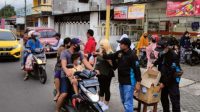 Komunitas di Jember sedang bagikan takjil di Jalan Danau Toba, Sumbersari (beritalima.com/istimewa)