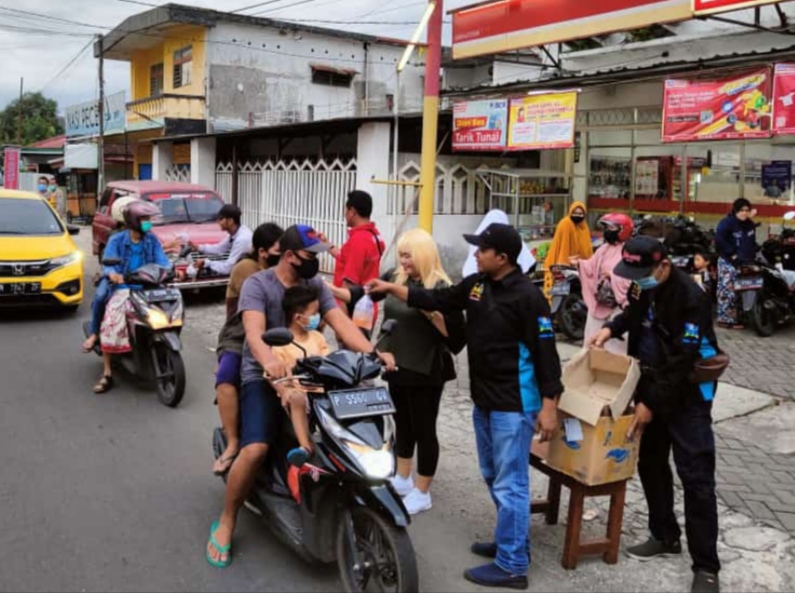 Komunitas di Jember sedang bagikan takjil di Jalan Danau Toba, Sumbersari (beritalima.com/istimewa)