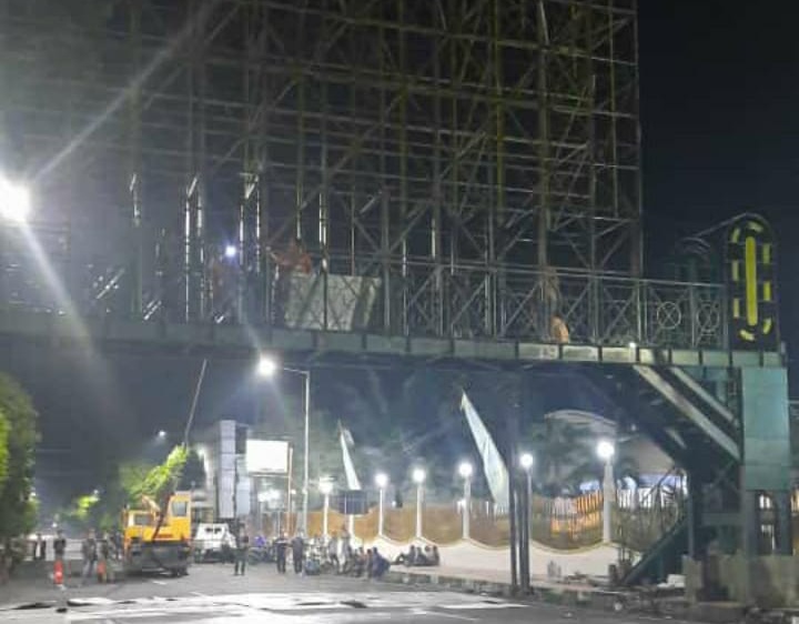 Jembatan penyeberangan diatas Jalan Raya Sultan Agung Jember dibongkar (beritalima.com/istimewa)
