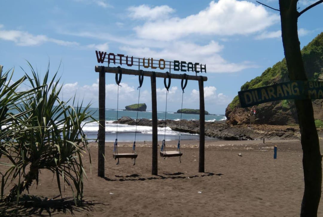 Wisata Pantai Watu Ulo yang terletak di Kecamatan Ambulu, Jember (beritalima.com/sugik)