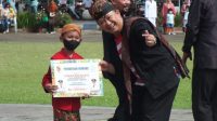 Salah satu anak pemenang juara lomba adzan mendapat reward dari Bupati Hendy (beritalima.com/sugik)