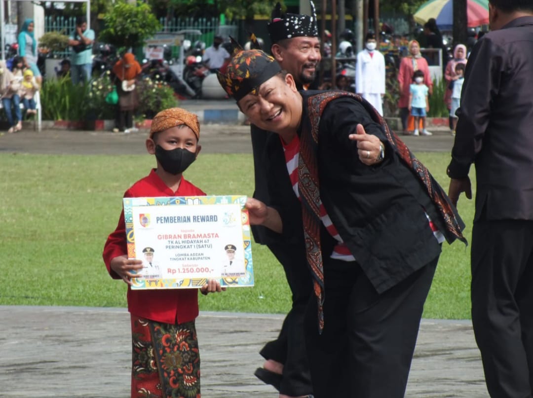 Salah satu anak pemenang juara lomba adzan mendapat reward dari Bupati Hendy (beritalima.com/sugik)