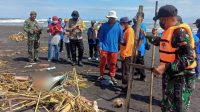 Mayat tanpa busana ditemukan dipinggir Pantai Paseban Kencong (beritalima.com/istimewa)