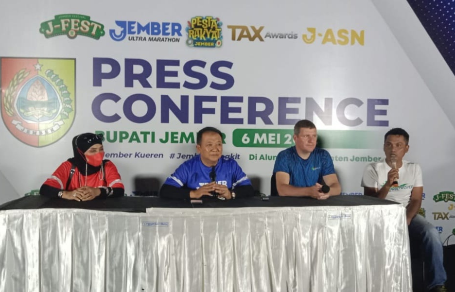 Bupati Hendy gelar Press Conference di Alun-alun Jember (betitalima.com/istimewa)