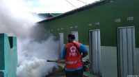 Petugas PMI Jember melakukan fogging disetiap sudut kamar mandi (beritalima.com/istimewa)
