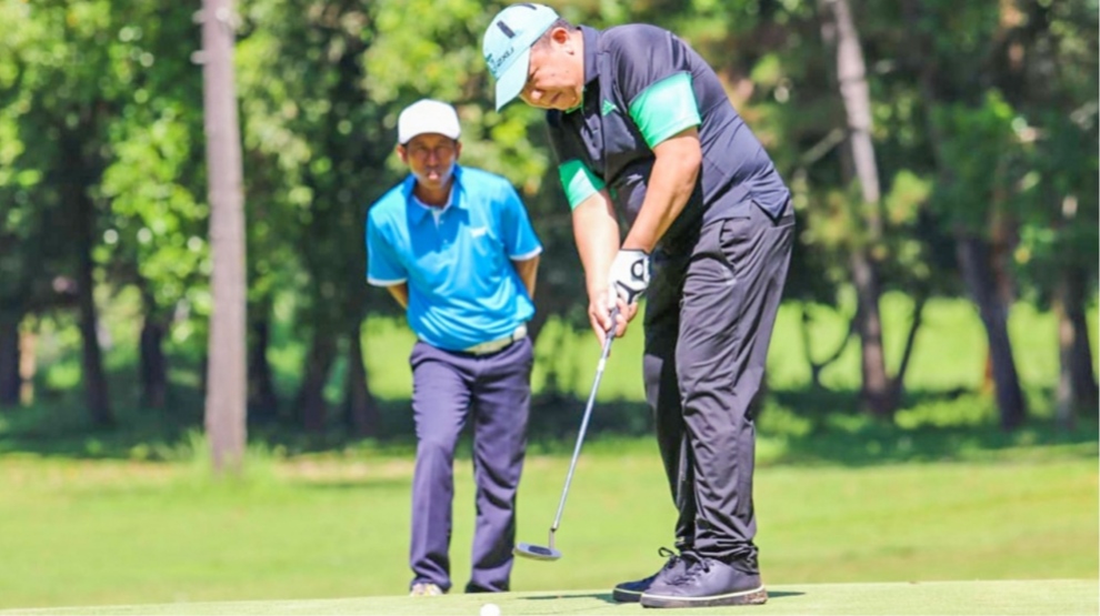Bupati Hendy bermain Golf di Lapangan Glantangan Tempurejo (beritalima.com/istimewa)