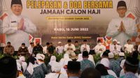 Calon Jemaah Haji asal Kabupaten Jember menggelar doa bersama di Gedung Balai Serbaguna Kaliwates (beritalima.com/istimewa)