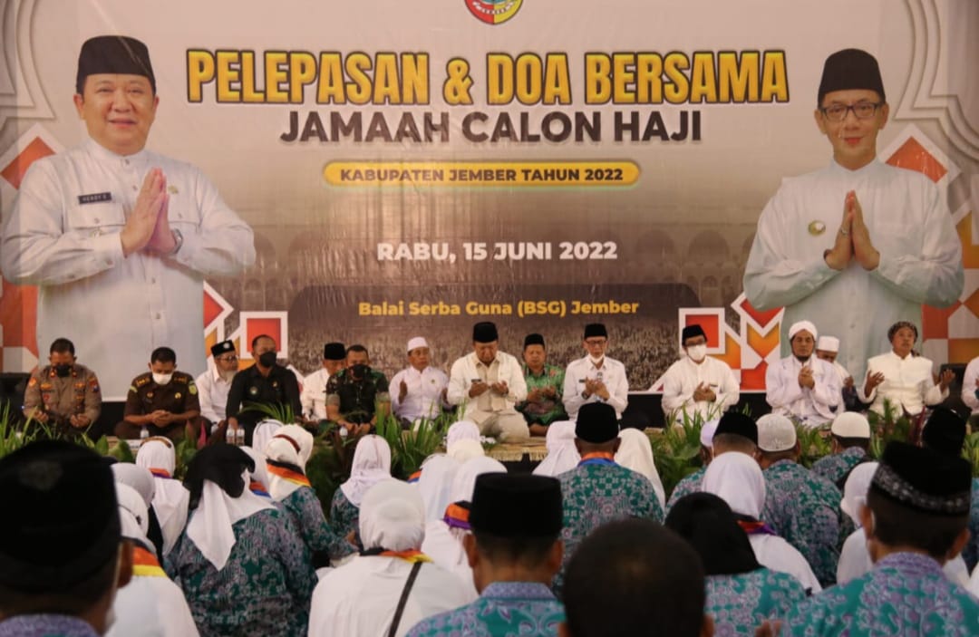 Calon Jemaah Haji asal Kabupaten Jember menggelar doa bersama di Gedung Balai Serbaguna Kaliwates (beritalima.com/istimewa)