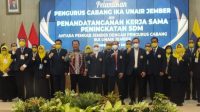 Gubernur dan Bupati Jember foto bersama dengan Pengurus IKA UNAIR Cabang Jember (beritalima.com/sugik)