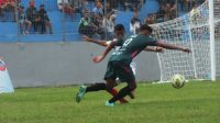 Pemain dari Kabupaten Jember, Azis berebut bola dengan pemain Kabupaten Pasuruan (beritalima.com/sugik)