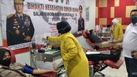 Ketua PMI Jember meninjau langsung pelaksanaan donor darah (beritalima.com/istimewa)