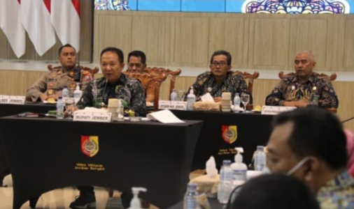 Bupati Hendy melakukan Vidcon dengan DP3AKB Jawa Timur (beritalima.com/istimewa)