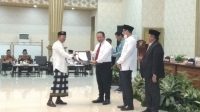 Bupati Hendy menyerahkan SK pensiun pegawai di Pendopo Wahyawibawagraha (beritalima.com/sugik)