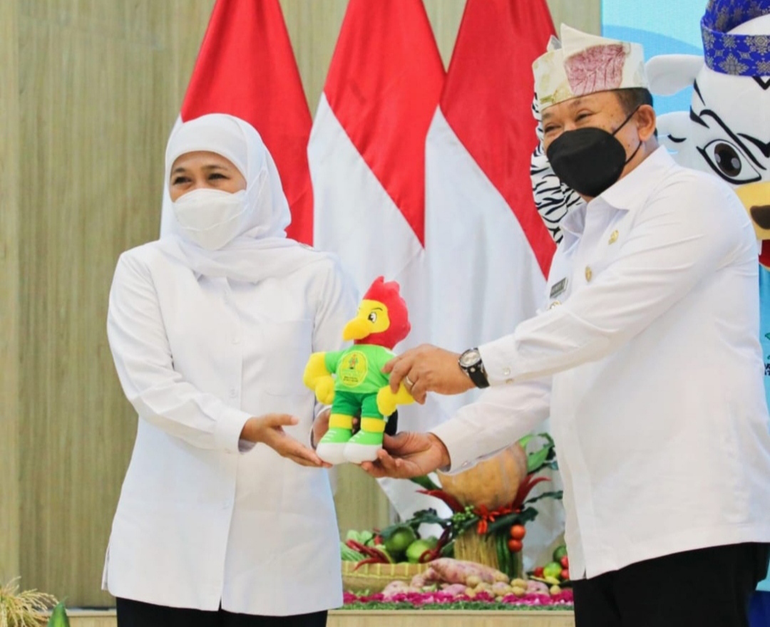 Gubernur Khofifah dan Bupati Hendy meluncurkan maskot Porprov Jatim (beritalima.com/istimewa)