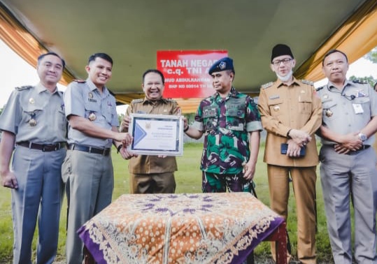 Bertempat di lahan Lanud TNI AU Patrang, Secara simbolis Bupati Hendy menerima pemberian pesawat (beritalima.com/istimewa)
