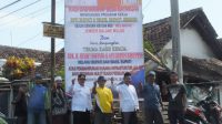 Usai memasang banner, Kepala Desa Mayangan dan warga berfoto bersama (beritalima.com/sugik)