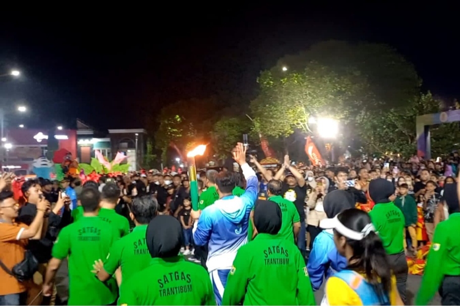 Ribuan warga Jember memadati depan Pemkab Jember (beritalima.com/sugik)