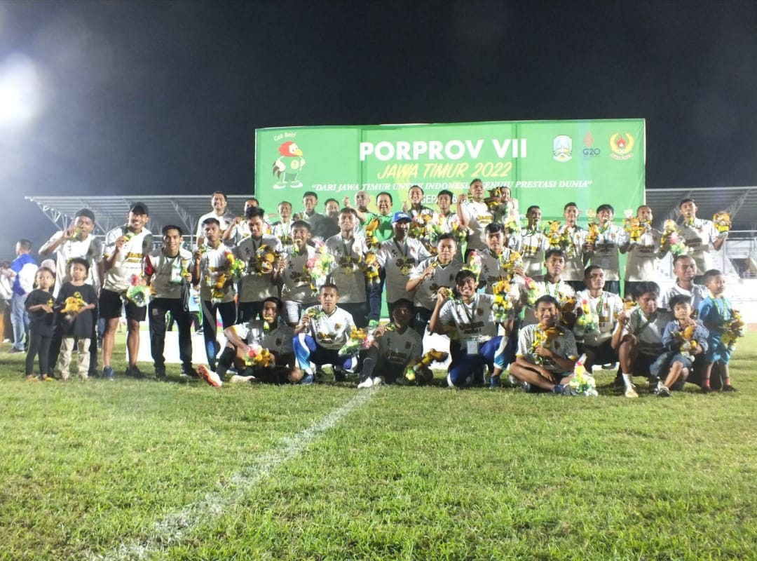 Tim sepak bola Kabupaten Jember merayakan kemenangan (beritalima.com/sugik)