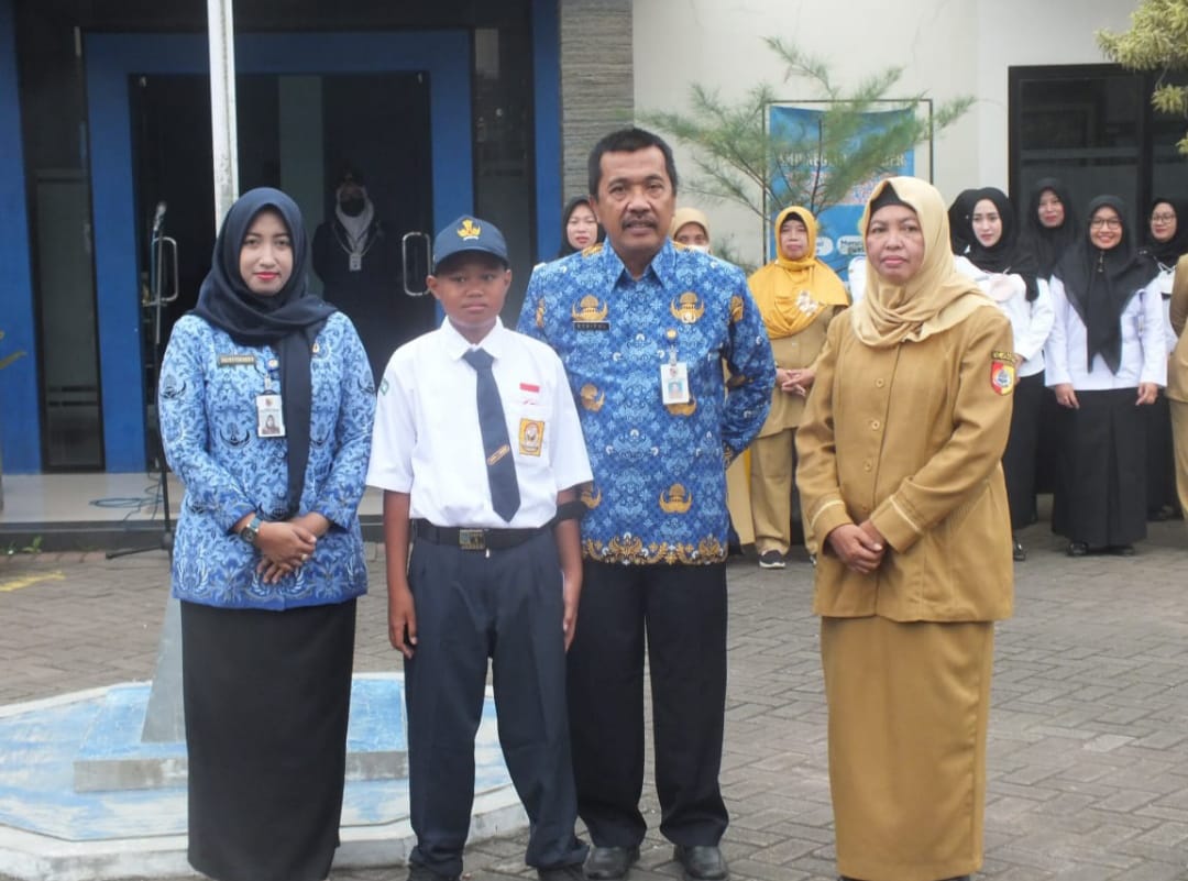 Kepala sekolah, Guru dan Zaki Ilham Mashudi disela-sela kegiatan upacara bendera (beritalima.com/sugik)