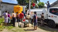 Truk tangki milik PMI Jember mendistribusikan air bersih ke warga terdampak (beritalima.com/istimewa)