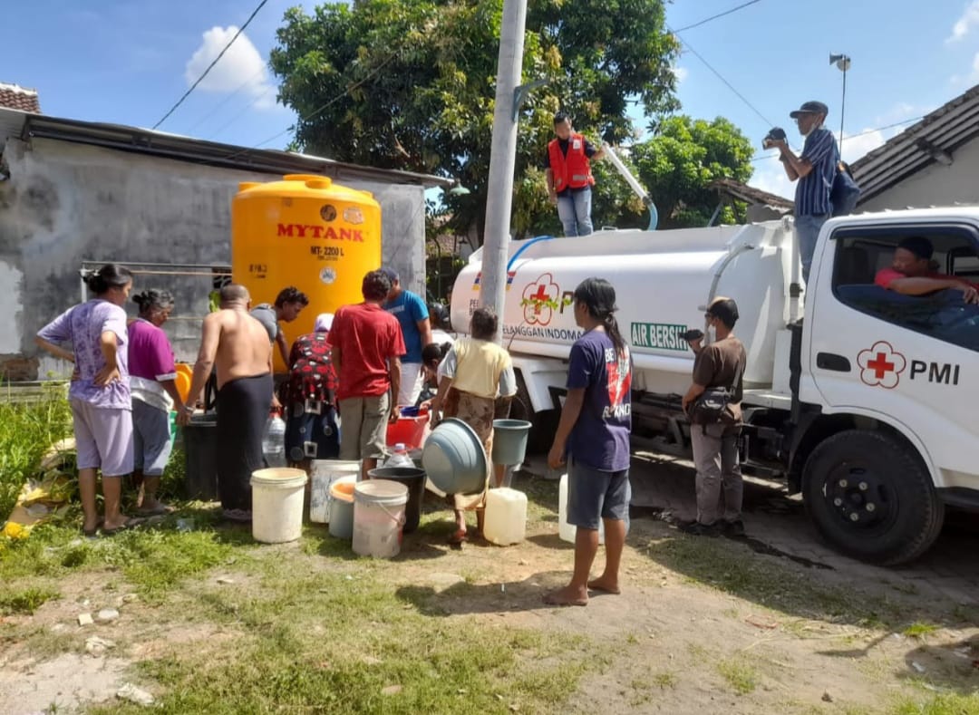 Truk tangki milik PMI Jember mendistribusikan air bersih ke warga terdampak (beritalima.com/istimewa)
