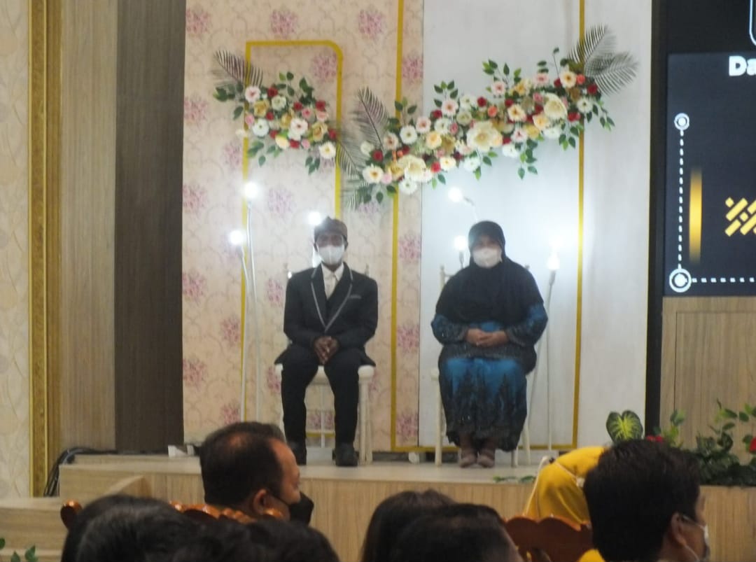 Salah satu pasangan pengantin yang mengikuti isbat nikah di Pendopo Wahyawibawagraha (beritalima.com/sugik)