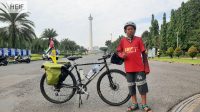 Zaki Ilham Mashudi bersama sepedanya mengabadikan di sekitar tugu monas Jakarta (beritalima.com/istimewa)